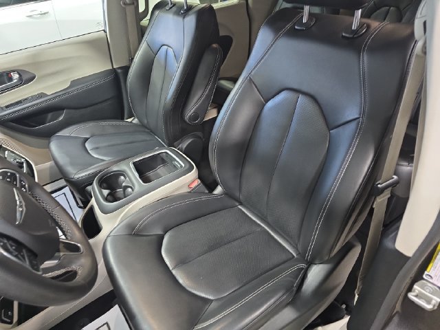 Used 2023 Chrysler Pacifica Touring-L FWD image 18