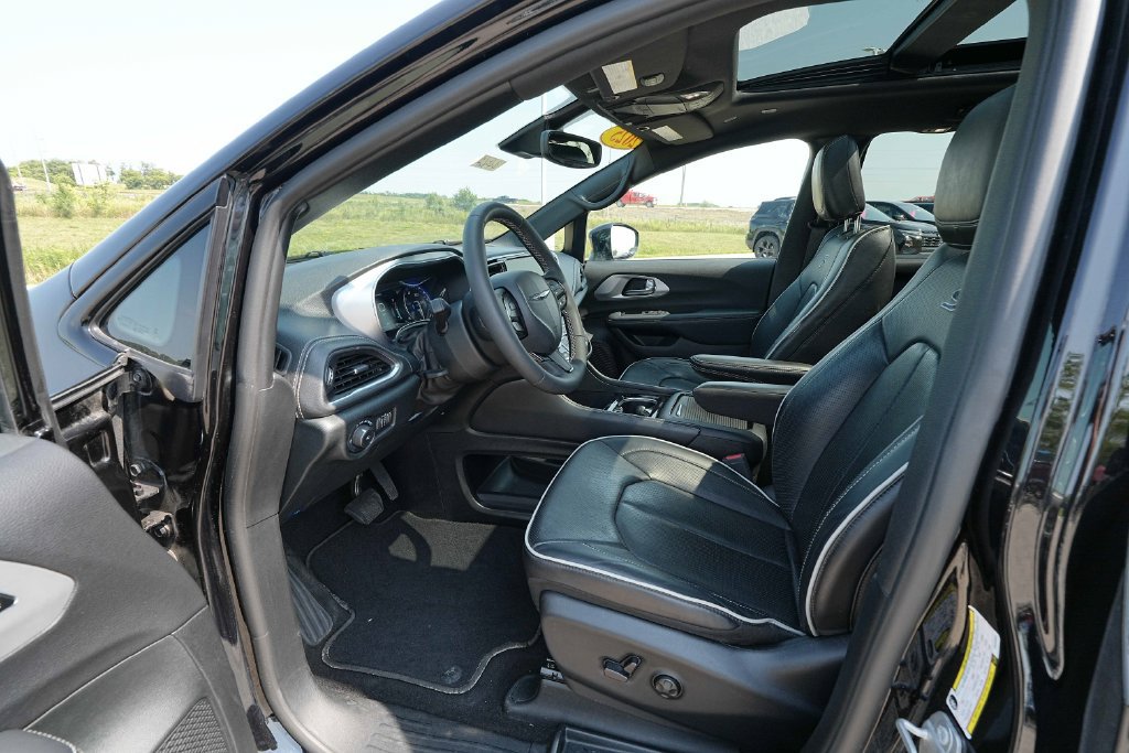 Used 2025 Chrysler Pacifica Limited FWD image 17