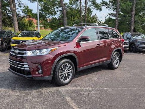Used 2019 Toyota Highlander XLE AWD/4WD image 7