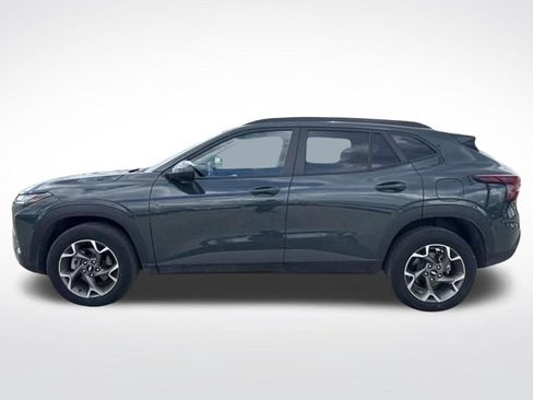 Used 2025 Chevrolet Trax LT FWD image 11