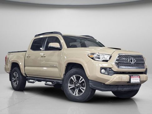 Used 2017 Toyota Tacoma TRD Sport image 2