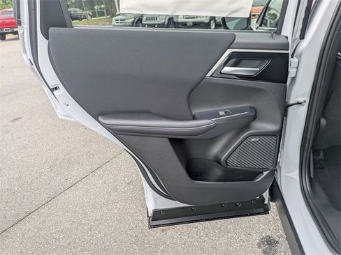 New 2025 Mitsubishi Outlander ES image 25