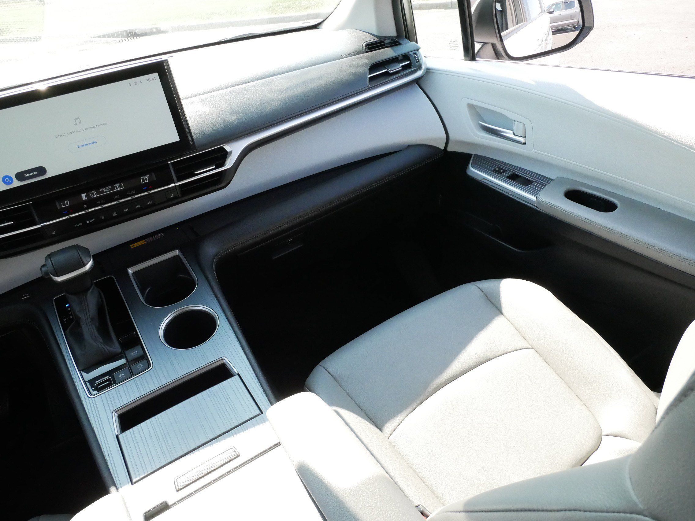 Certified 2025 Toyota Sienna XLE FWD image 11