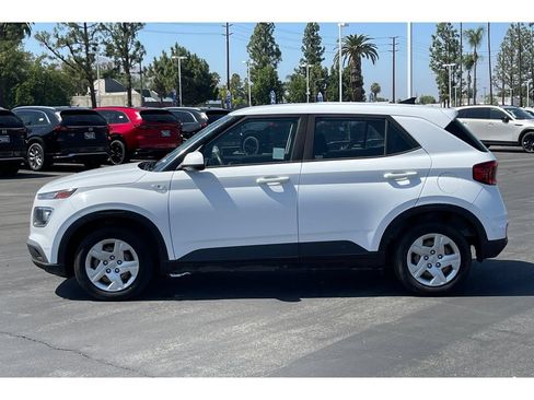Used 2020 Hyundai Venue SE FWD image 3