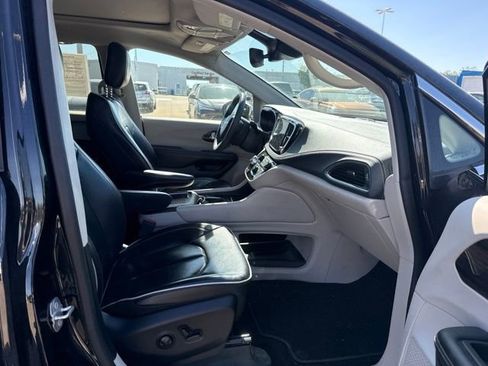Used 2023 Chrysler Pacifica Limited FWD image 22