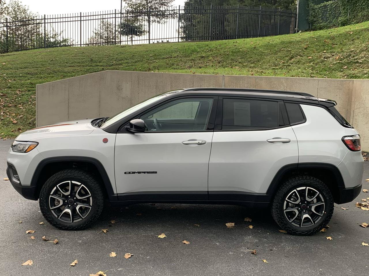 Used 2025 Jeep Compass Trailhawk AWD/4WD image 2