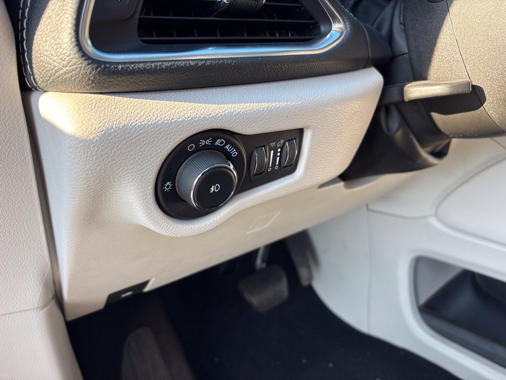 Used 2022 Chrysler Pacifica Limited FWD image 19
