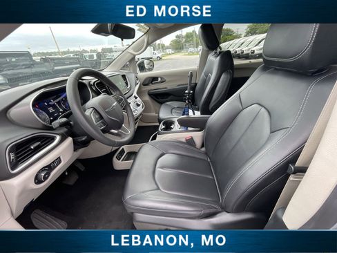 Used 2024 Chrysler Pacifica Touring-L FWD image 18