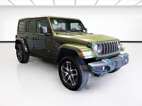 Used 2024 Jeep Wrangler Unlimited AWD/4WD image 3