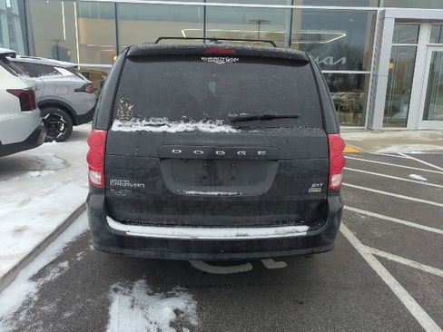 Used 2017 Dodge Grand Caravan SXT image 3