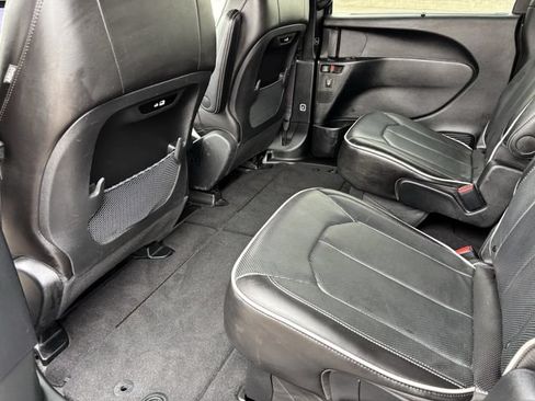 Used 2025 Chrysler Pacifica Limited FWD image 19