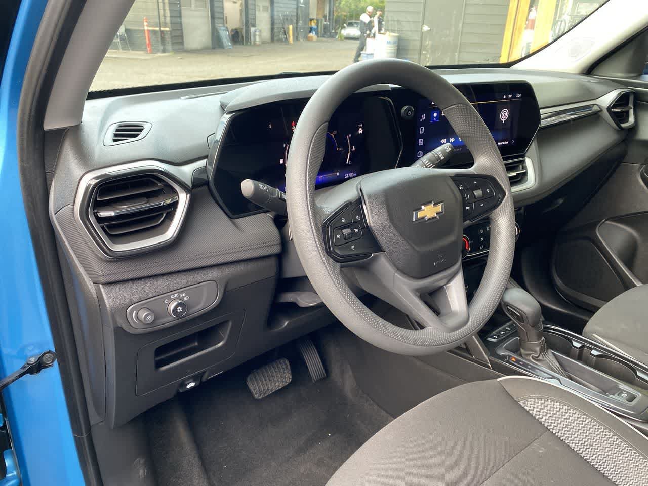 Used 2025 Chevrolet TrailBlazer LT AWD/4WD image 2