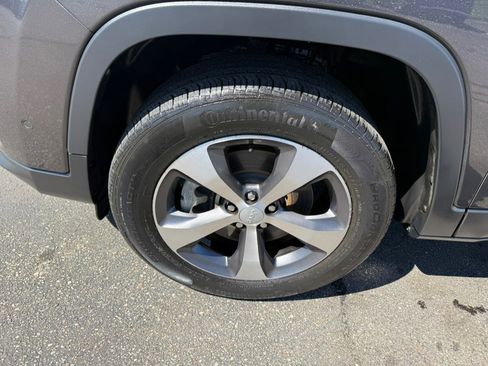 Used 2022 Jeep Cherokee Limited w/ Mopar Interior Package image 4