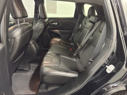 Used 2019 Jeep Cherokee Latitude Plus w/ Comfort/Convenience Group AWD/4WD image 28