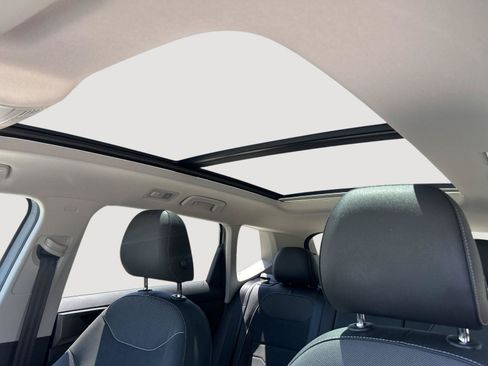 Certified 2025 Volkswagen Taos SE AWD/4WD image 5