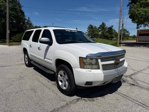 Used 2007 Chevrolet Suburban LT w/ LT Preferred Equipment Group AWD/4WD image 3