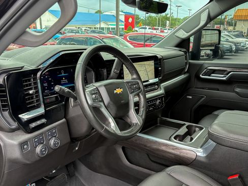 Used 2025 Chevrolet Silverado 3500 LTZ w/ LTZ Convenience Package AWD/4WD image 6