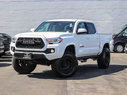 Used 2022 Toyota Tacoma SR5 w/ Black Out Package (TMS) RWD image 1