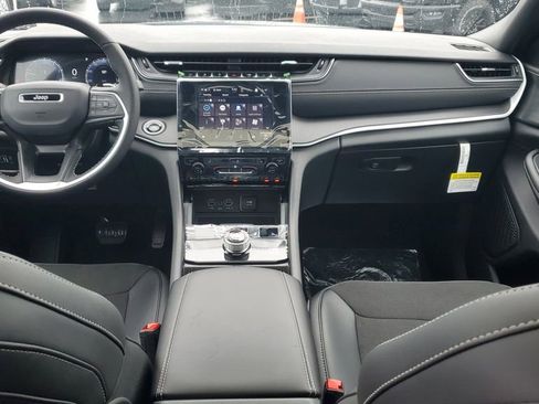 New 2025 Jeep Grand Cherokee Altitude image 10