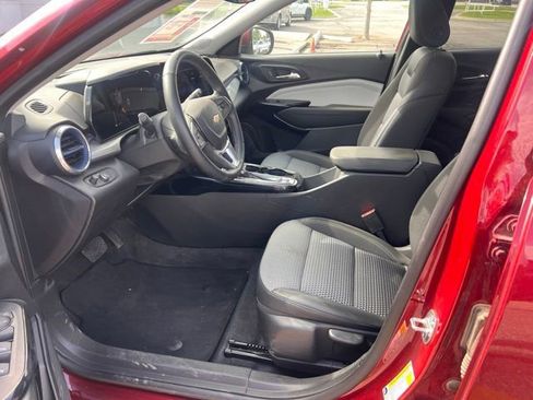 Used 2025 Chevrolet Trax LT w/ LT Convenience Package FWD image 8