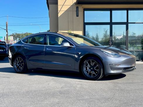 Used 2020 Tesla Model 3 Standard Range Plus image 1