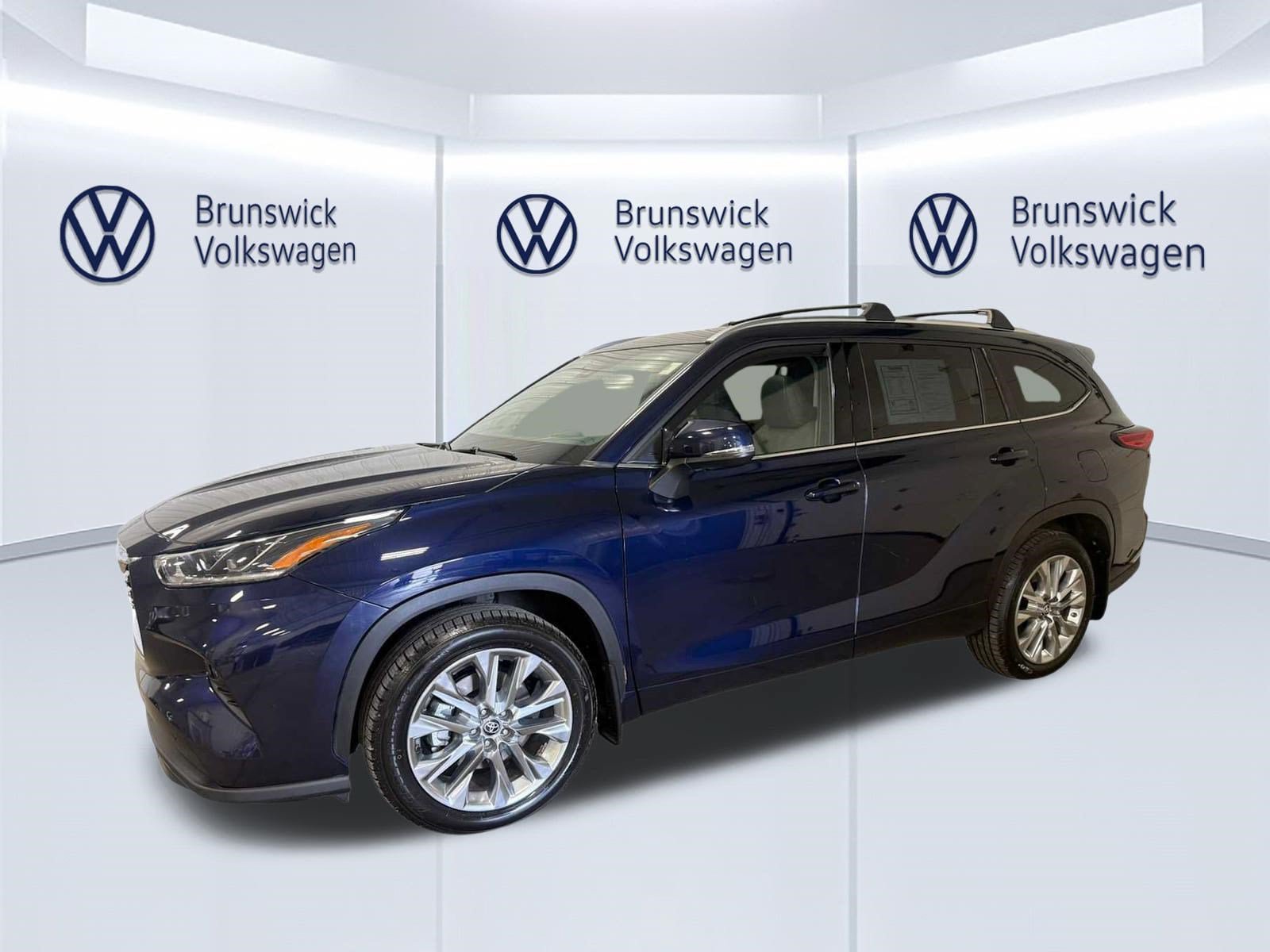 Certified 2021 Toyota Highlander Limited AWD/4WD image 2