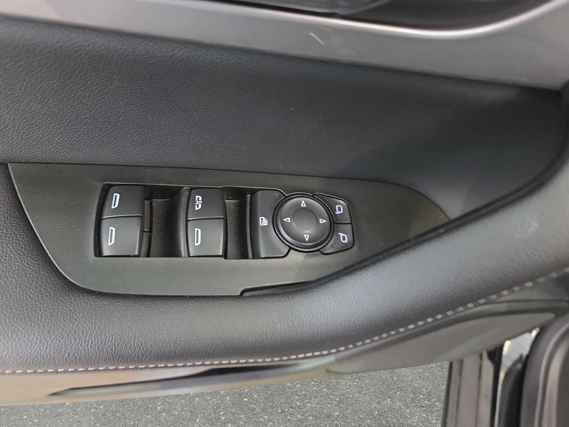 Used 2025 Chevrolet Blazer LT FWD image 26