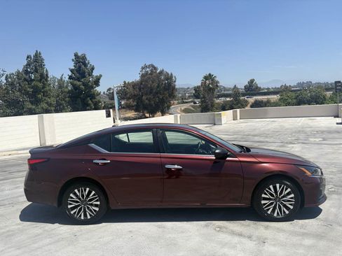 Used 2025 Nissan Altima 2.5 SV FWD image 36