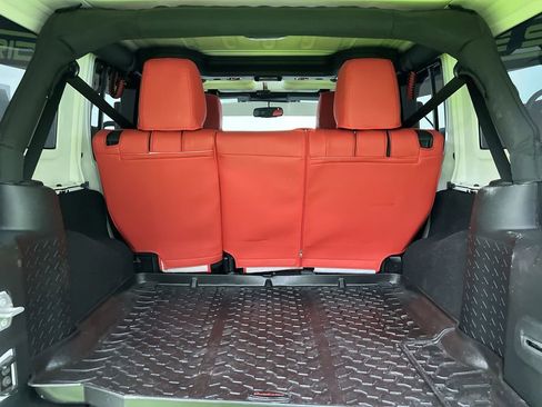 Used 2018 Jeep Wrangler Unlimited Sahara w/ Connectivity Group AWD/4WD image 15