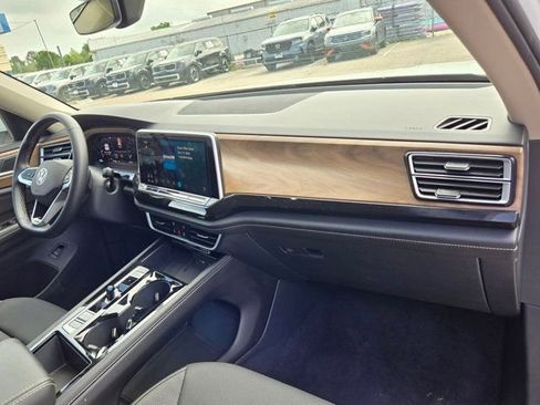 Used 2025 Volkswagen Atlas SE image 30