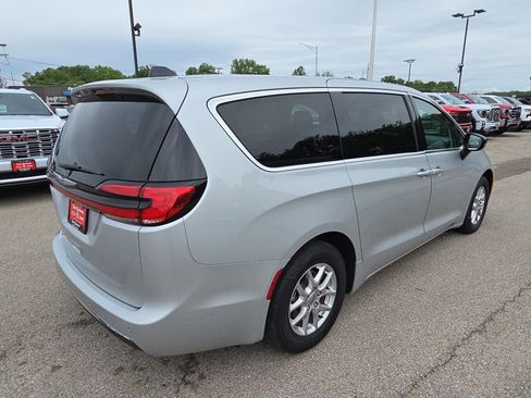 Used 2024 Chrysler Pacifica Touring-L FWD image 8