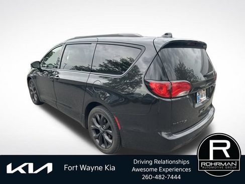 Used 2020 Chrysler Pacifica Touring-L w/ S Appearance Package FWD image 3