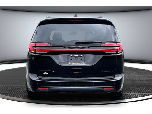 Used 2025 Chrysler Pacifica Limited FWD image 6