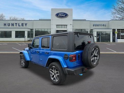 Used 2024 Jeep Wrangler Unlimited w/ Convenience Group AWD/4WD image 5