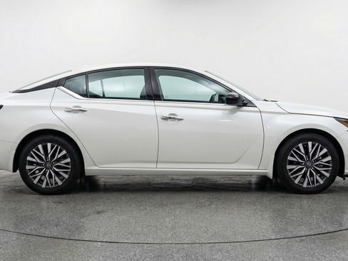 Used 2025 Nissan Altima 2.5 SV image 11