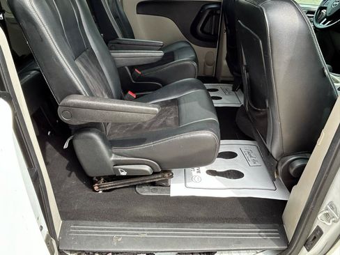 Used 2018 Dodge Grand Caravan SXT FWD image 11