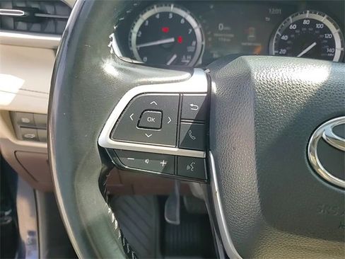 Used 2022 Toyota Highlander XLE image 13