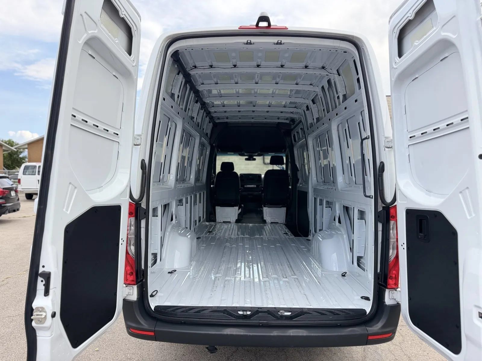 Used 2025 Mercedes-Benz Sprinter 2500 image 15