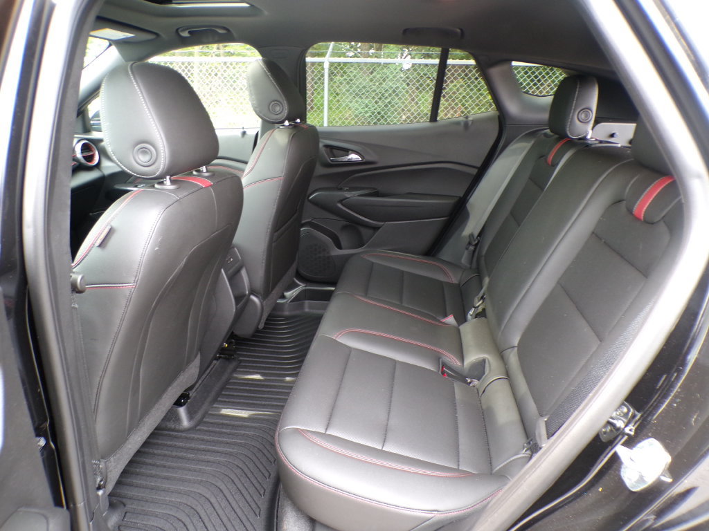 Used 2025 Chevrolet Trax RS w/ Sunroof Package FWD image 19