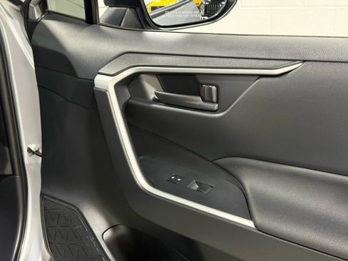 Used 2021 Toyota RAV4 SE image 41