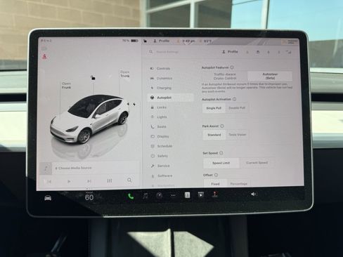 Used 2022 Tesla Model Y Long Range image 18