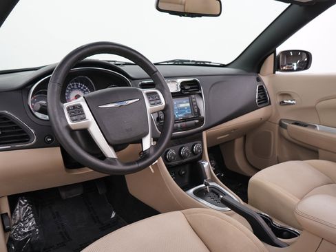 Used 2011 Chrysler 200 Touring FWD image 17