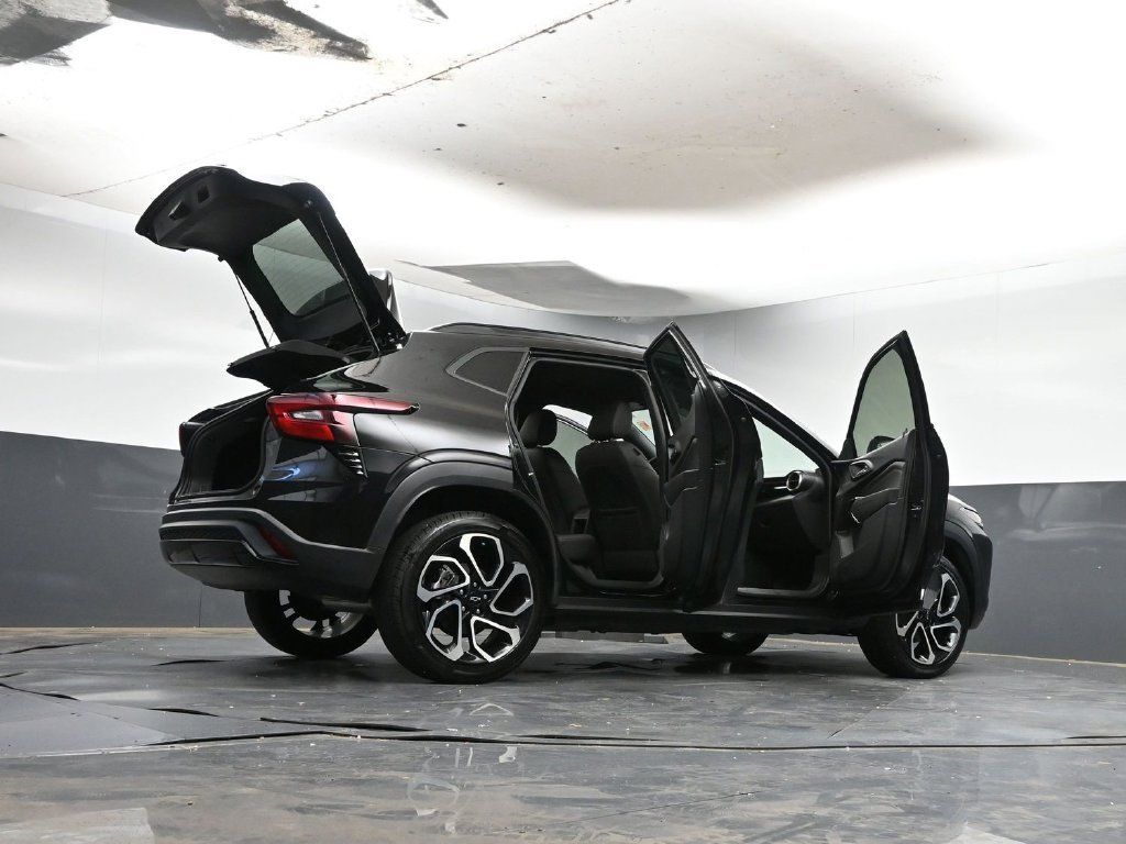 Used 2025 Chevrolet Trax RS w/ Driver Confidence Package FWD image 40