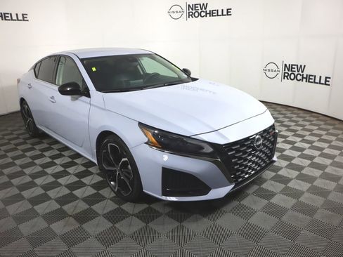 Used 2023 Nissan Altima 2.5 SR image 3