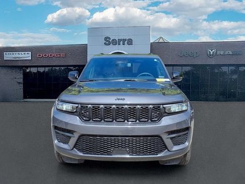 Used 2024 Jeep Grand Cherokee Altitude AWD/4WD image 2