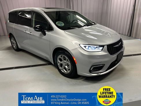 Used 2024 Chrysler Pacifica Limited FWD image 1