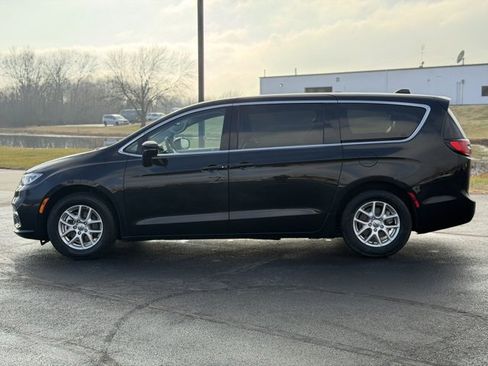 Used 2024 Chrysler Pacifica Touring-L image 4