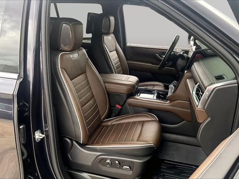 Used 2025 GMC Yukon Denali Ultimate w/ LPO, Floor Liner Package AWD/4WD image 9