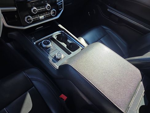 Used 2024 Ford Expedition XLT image 25