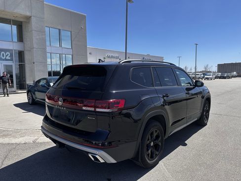 Used 2024 Volkswagen Atlas Peak Edition SEL image 4